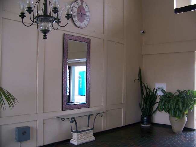 Building Photo - 550 W Regent St