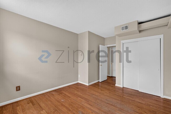 Building Photo - Unit A7