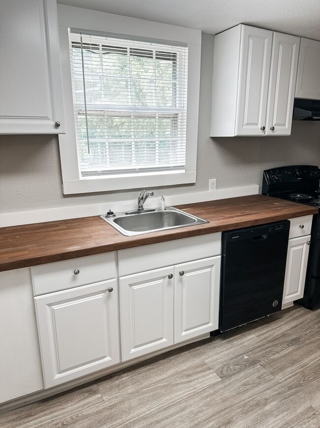 Building Photo - Charming 2 bedroom, 1 bathroom home located in the heart of East Knoxville