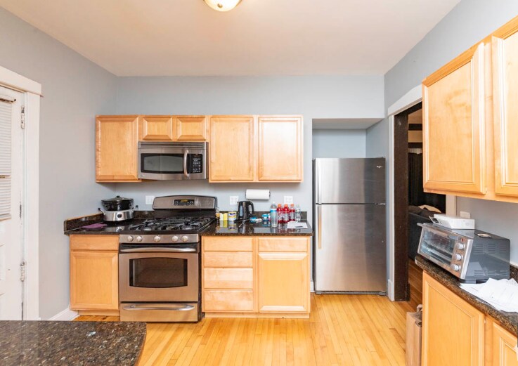 Building Photo - 1310 W Montrose Ave