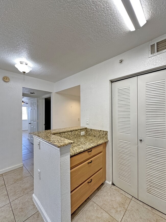 Building Photo - 271 SW Palm Dr