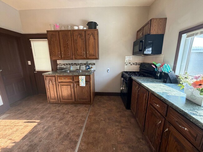 Building Photo - Spacious Three Bedroom Single Family near John Ball Zoo!