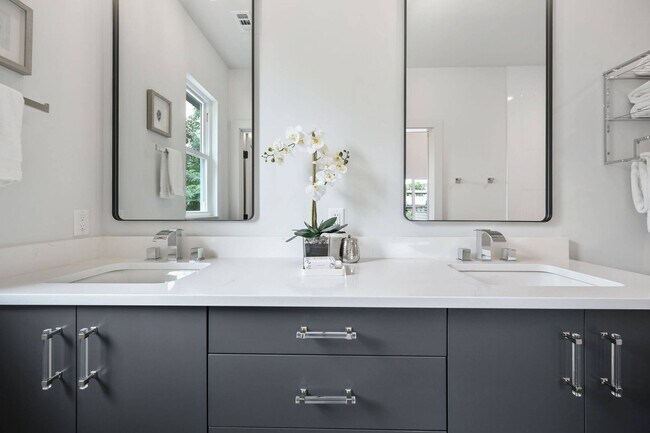 Building Photo - Premium Central Austin New Construction