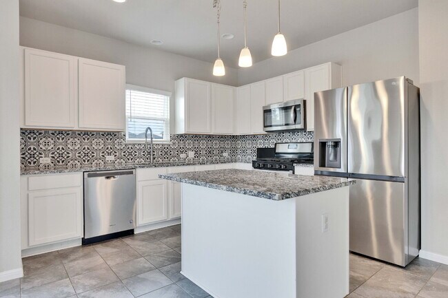 Building Photo - 3 Bedroom Home on Corner Lot - One Month FREE