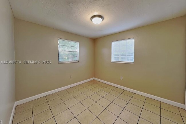 Building Photo - 2401 Jamaica Dr