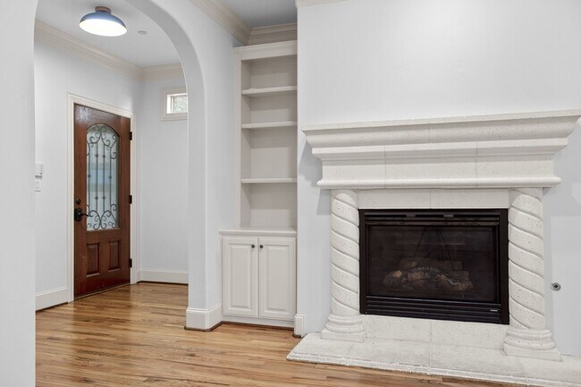 Building Photo - Luxury Highland Park Condo