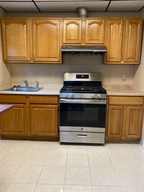 Building Photo - 1914 E Hazzard St