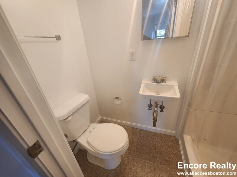 Building Photo - 1061 Beacon St