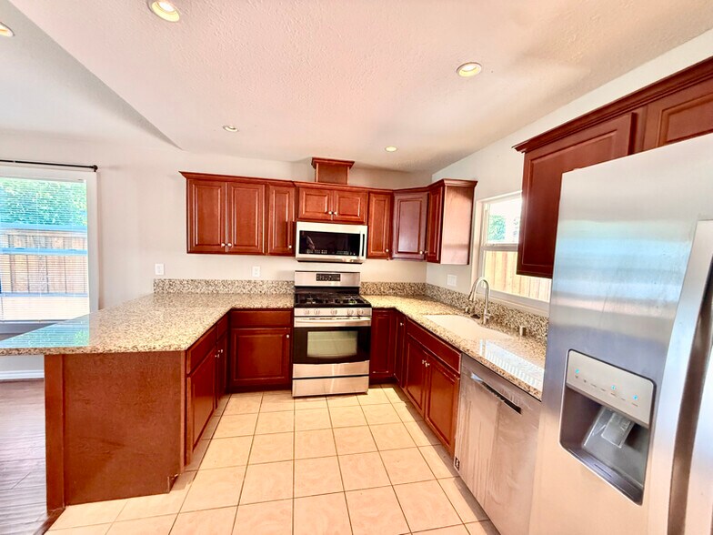 Building Photo - 932 Blossom Hill Dr