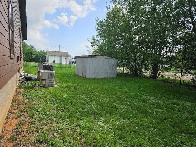 Building Photo - 16 N Ave B