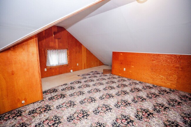 Building Photo - Beautiful two bedroom home with bonus room, fenced in back yard, garage, and full basement!