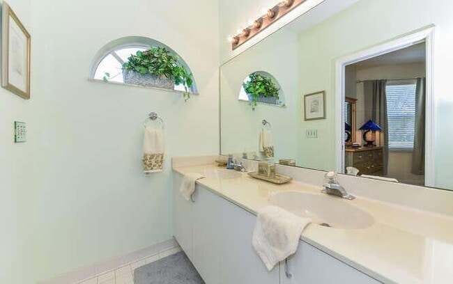 Building Photo - 4105 Fairway Dr N