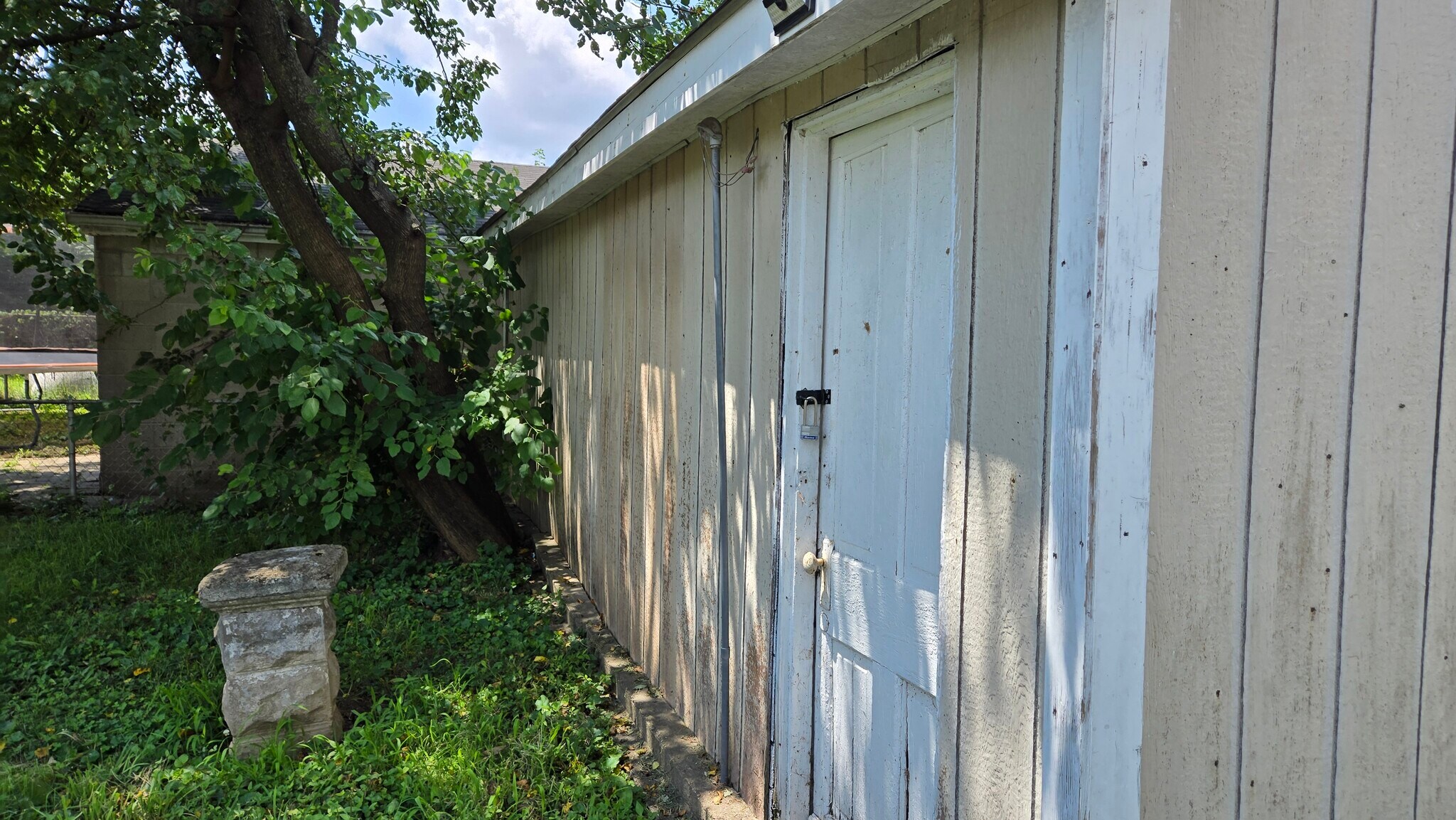 Shady fenced back yard access to garage - 3348 Bohannon Ave