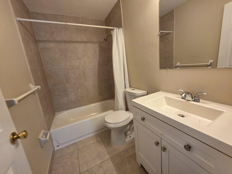 Building Photo - 902 Riverside Dr