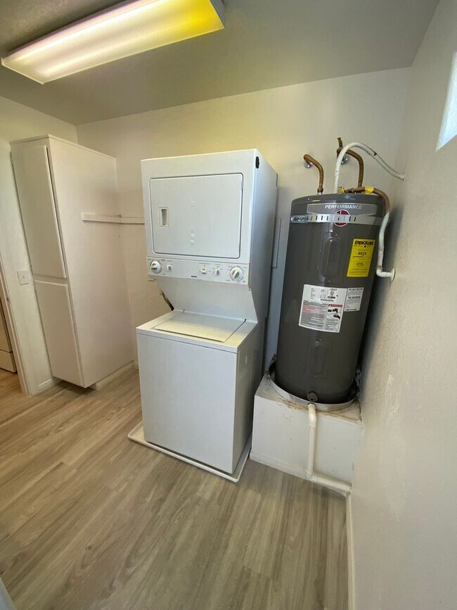 Building Photo - Americana Property Mgmt - Condo 2b - 2b in...