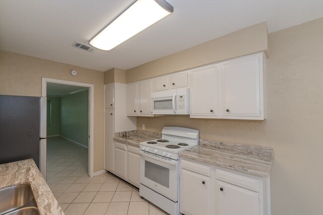 Building Photo - 495 Longmeadow Dr