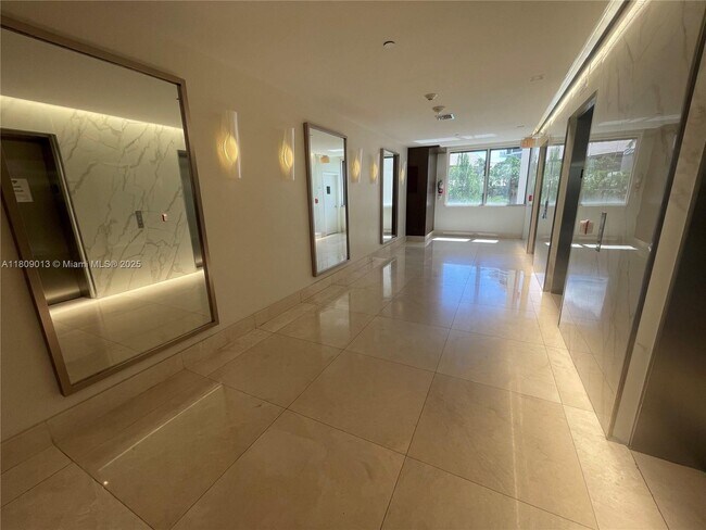 Building Photo - 540 Brickell Key Dr