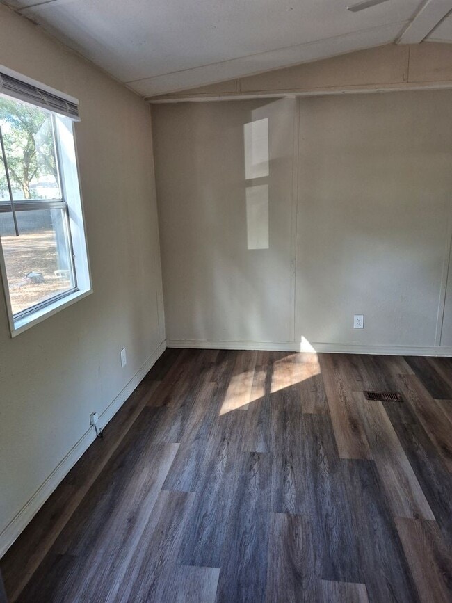 Building Photo - Nice Little Get Away!! Beautiful country setting