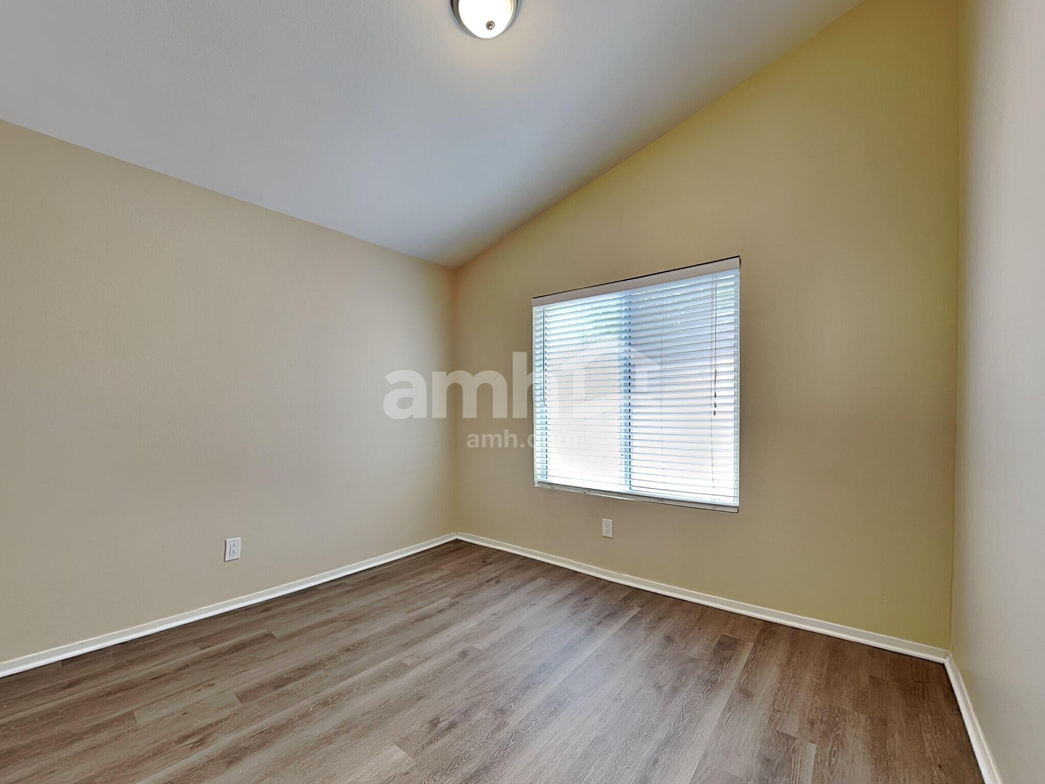Building Photo - 1214 E Artesian Way