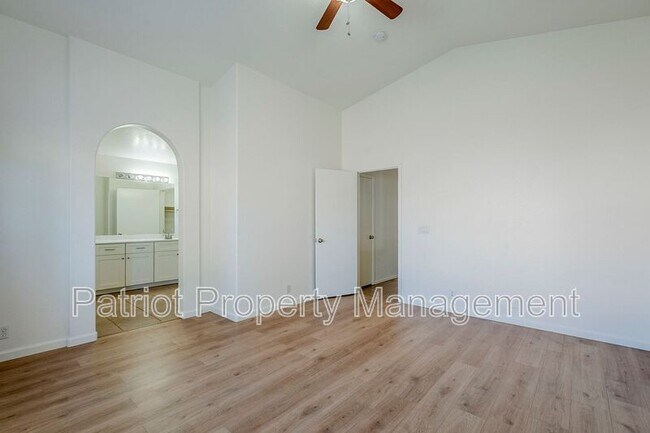 Building Photo - 2530 E Camellia Dr
