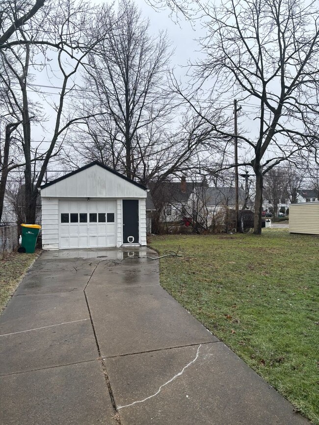 Building Photo - Updated Bungalow 26001 Franklin