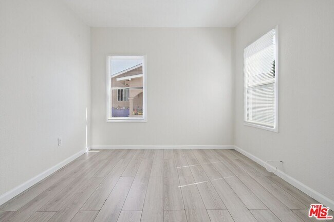 Building Photo - 1464 1/2 W 35th Pl