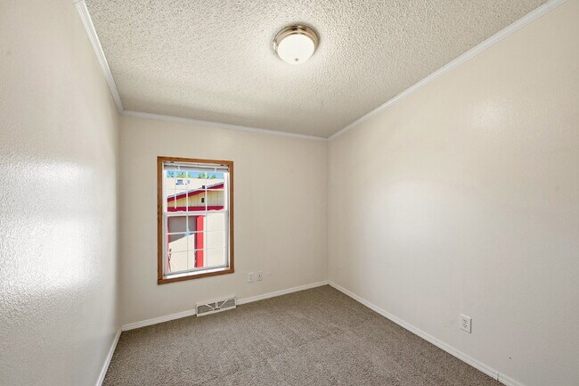 Building Photo - $2,595.95, 5 bed, 3.5 bath with a fenced back yard
