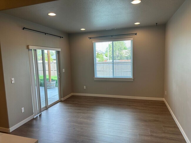 Building Photo - 1098 NW 24th Ln