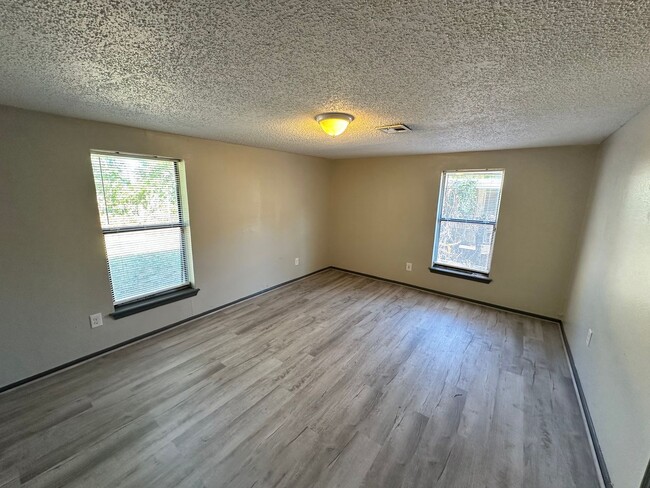 Building Photo - Remodeled 3 bed 1 bath in Central OKC