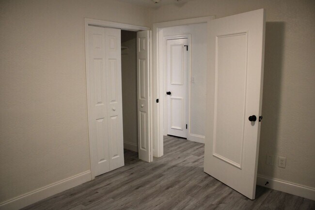 Building Photo - Spacious 4 Bedrooms and 2.5 bath FULLY REN...