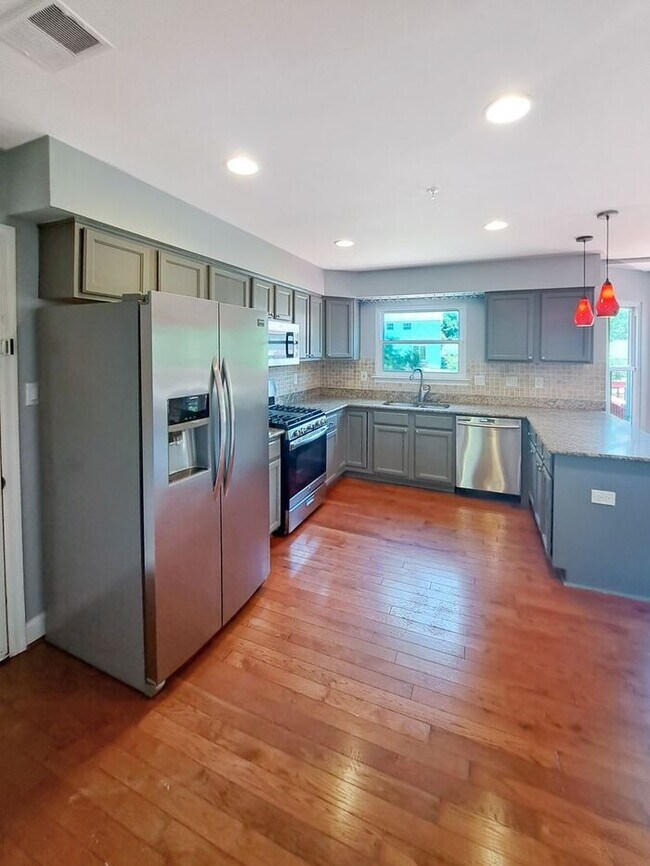 Building Photo - Amazing 4 Bedroom, 4 Bath SFH Corner Lot, ...