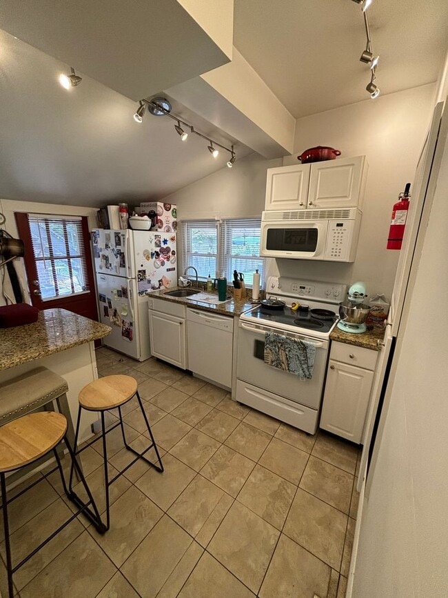 Building Photo - 513 S Lazelle St