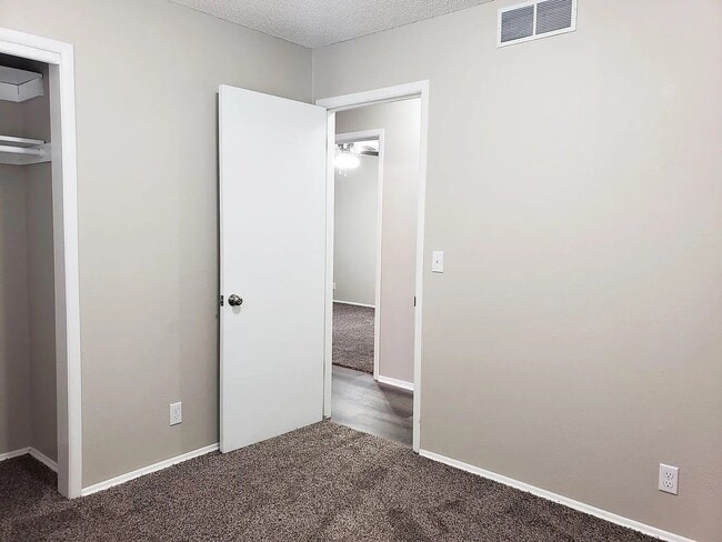 Building Photo - Beautiful Three Bedroom, One and a Half Bath