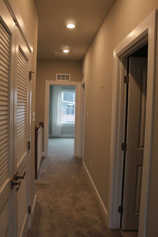 Building Photo - Exquisite 3-Bed Townhouse in Moon Township with Scenic Views & Modern Finishes!