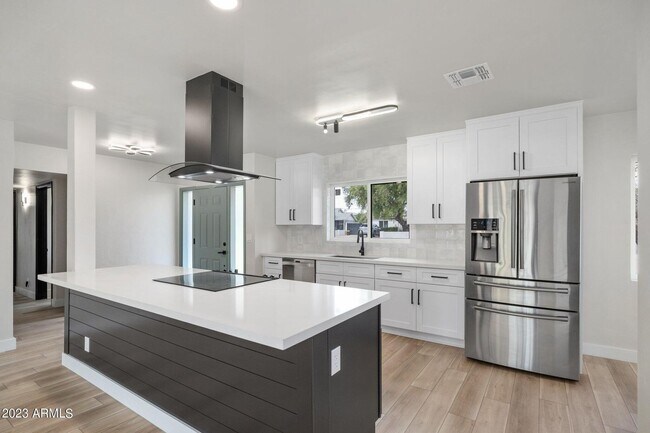 Building Photo - Updated Central Phoenix 3 bed, 2 bath with open layout, stainless steel appliances, and large irr...
