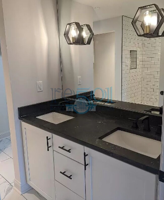 Building Photo - 2 BR 2 BA Luxury Condominium