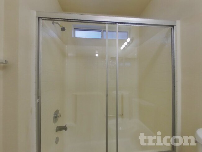 Building Photo - 715 Lotz Way