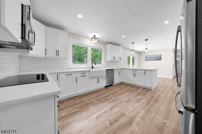 Building Photo - 422 Hollow Rd