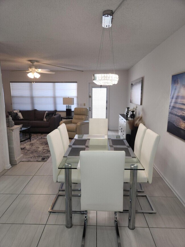 Building Photo - 3059 Ainslie Dr