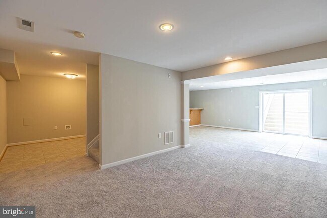 Building Photo - 8 Mintwood Dr