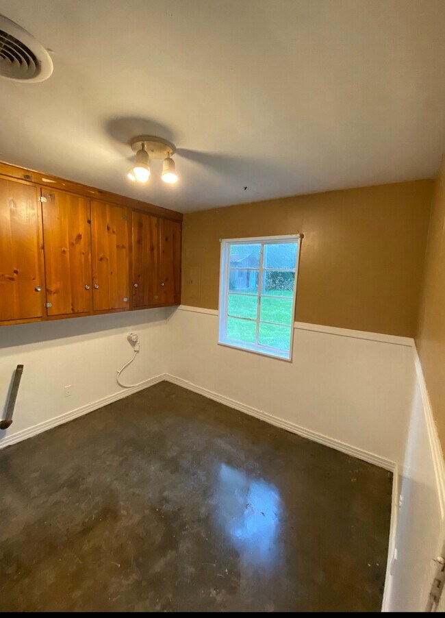 Building Photo - 22 Longview Dr