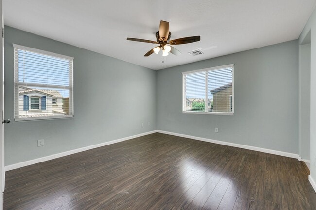 Building Photo - 3 bed/2.5 bath perfect corner home