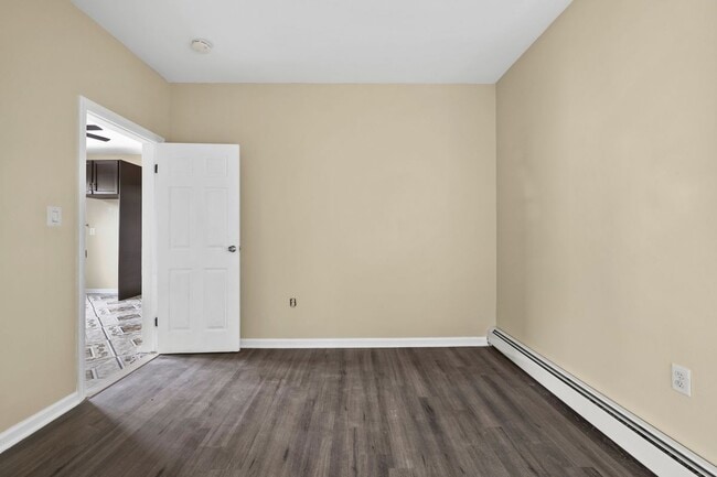 Building Photo - 162-166 Manchester Avenue, 4 Second Floor