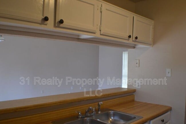 Building Photo - 1520 Pebblewood Dr