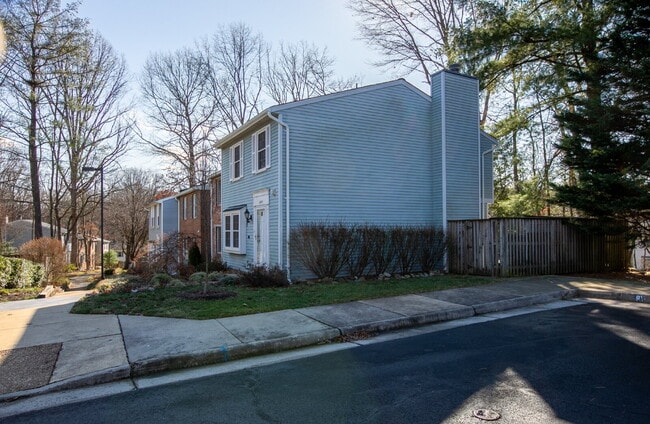 Building Photo - Bright and Spacious Townhome Living Near Reston