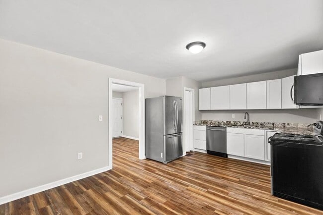 Building Photo - Newly Remodeled Hubert Home