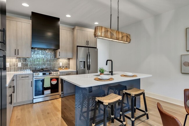 Building Photo - 660 Vernon Ave