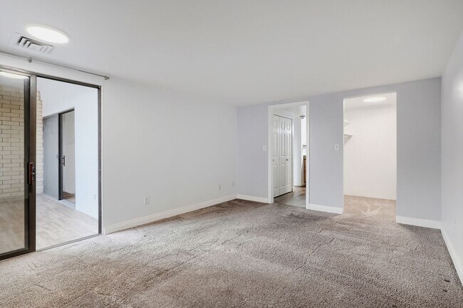 Building Photo - SPACIOUS 2Bd/1BA Condo- Cap Hill Neighborhood! Available NOW!