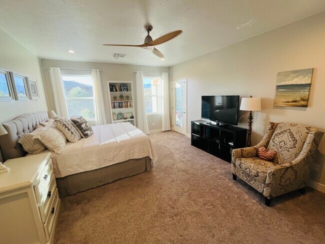 Building Photo - 2721 Hazel Dr