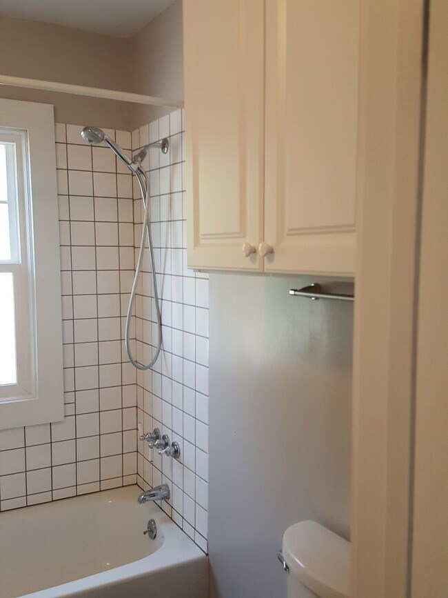 Building Photo - 4 Bed, 1 Bath, Large fenced yard, Shop, En...